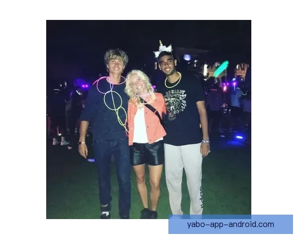 霍姆格伦社媒头像变身中东风格形象引发关注与讨论