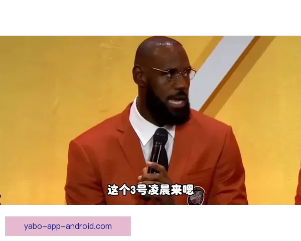 詹姆斯父子打高尔夫遭遇惊险瞬间 水中突然现鳄鱼 老詹勇敢捡球再现硬汉本色